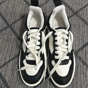Beautiful Sneaker Size 9 Color Black And White.